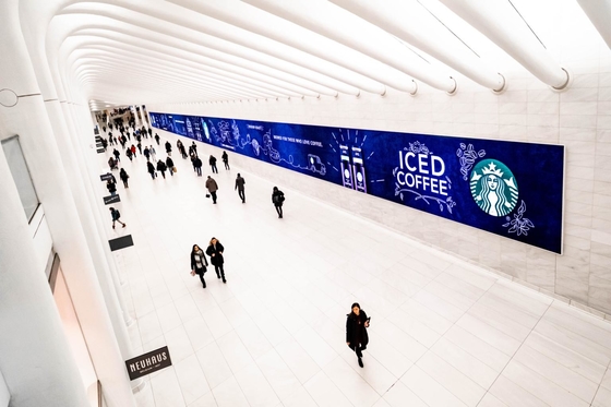 صفحه نمایش LED تبلیغات در فضای باز 10 میلی متری بالا برای ساختمان / فرودگاه